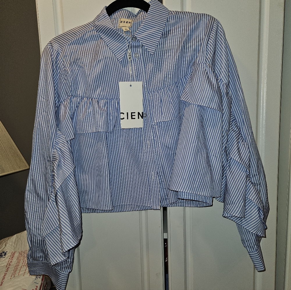 NWT Cien Ruffled Cropped Blouse